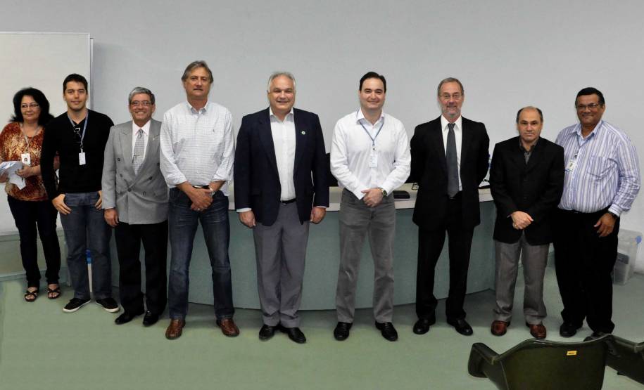 Representantes do Detran e da Afaplacas se reuniram nesta segunda-feira (24) para debater os avanços e as fragilidades da plataforma conjunta, lançada em junho de 2013 e que passa por um processo de aprimoramento. Foto: Paulo Rosa/Detran