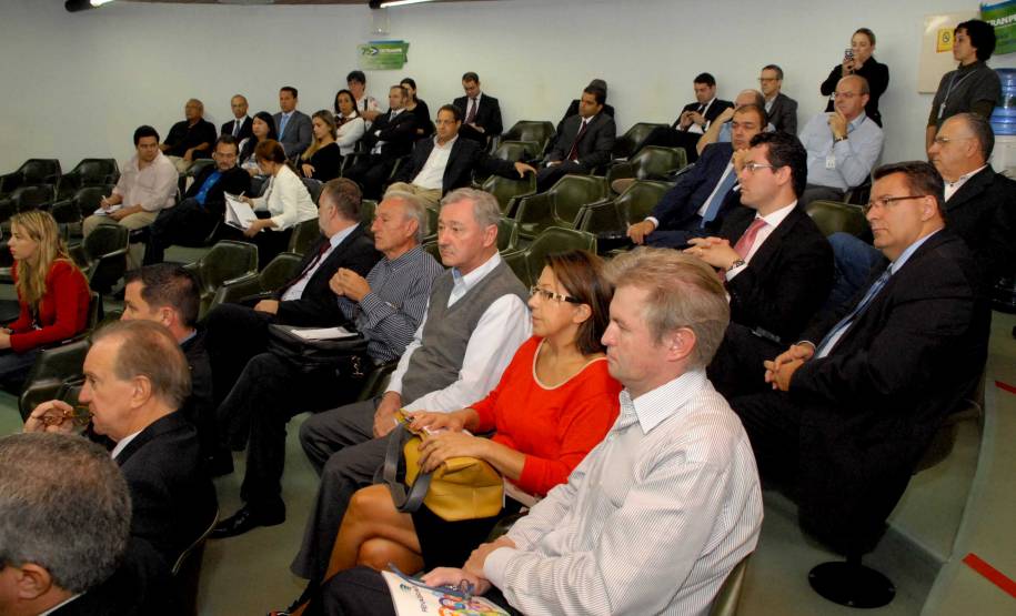 O Departamento de Trânsito do Paraná (Detran) realizou nesta terça-feira (25), em Curitiba, uma audiência pública sobre a alteração do Registro de Contrato de Financiamento de Veículos. O objetivo do Governo do Estado é debater os aspectos técnicos e jurídicos da mudança para licitar a prestação do serviço e tornar mais transparente a cobrança da taxa, com custos proporcionais ao veículo financiado pelo cidadão.Foto: Paulo Rosa/Detran