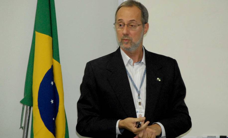 O diretor-geral do Departamento de Trânsito do Paraná (Detran), Marcos Traad, fala durante  audiência pública sobre a alteração do Registro de Contrato de Financiamento de Veículos. Foto: Paulo Rosa/Detran