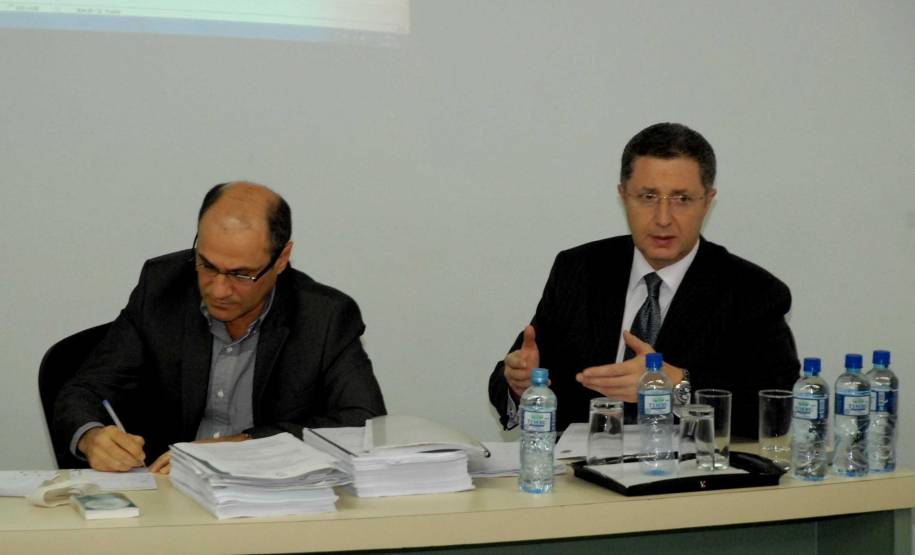 O Departamento de Trânsito do Paraná (Detran) realizou nesta terça-feira (25), em Curitiba, uma audiência pública sobre a alteração do Registro de Contrato de Financiamento de Veículos. O objetivo do Governo do Estado é debater os aspectos técnicos e jurídicos da mudança para licitar a prestação do serviço e tornar mais transparente a cobrança da taxa, com custos proporcionais ao veículo financiado pelo cidadão.Foto: Paulo Rosa/Detran