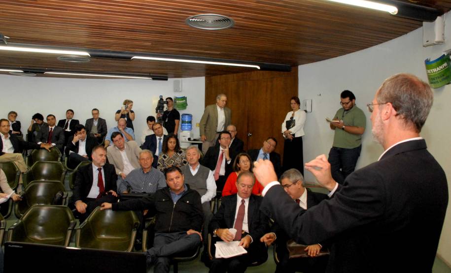 O diretor-geral do Departamento de Trânsito do Paraná (Detran), Marcos Traad, fala durante  audiência pública sobre a alteração do Registro de Contrato de Financiamento de Veículos.