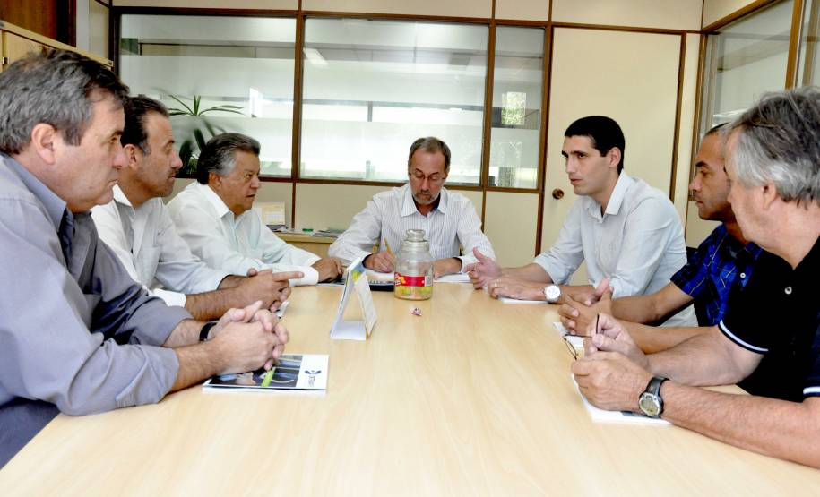 O diretor-geral do Departamento de Trânsito do Paraná, Marcos Traad, recebeu na tarde de terça-feira (26), na sede da autarquia, representantes de empresas de rádio táxi que atuam em Curitiba. Hoje, as oito centrais são responsáveis por mais de 1,8 mil táxis em circulação na capital. 

Foto: Paulo Rosa/Detran