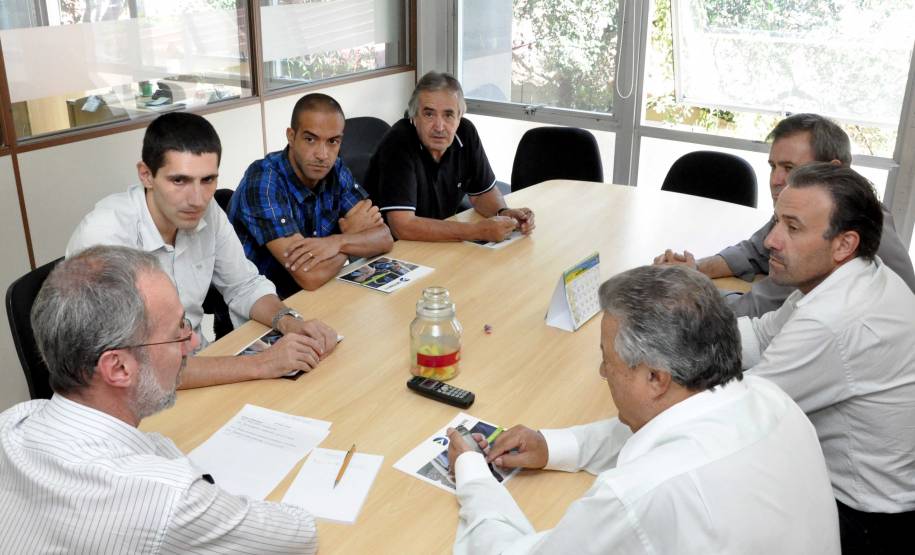 O diretor-geral do Departamento de Trânsito do Paraná, Marcos Traad, recebeu na tarde de terça-feira (26), na sede da autarquia, representantes de empresas de rádio táxi que atuam em Curitiba. Hoje, as oito centrais são responsáveis por mais de 1,8 mil táxis em circulação na capital. 

Foto: Paulo Rosa/Detran