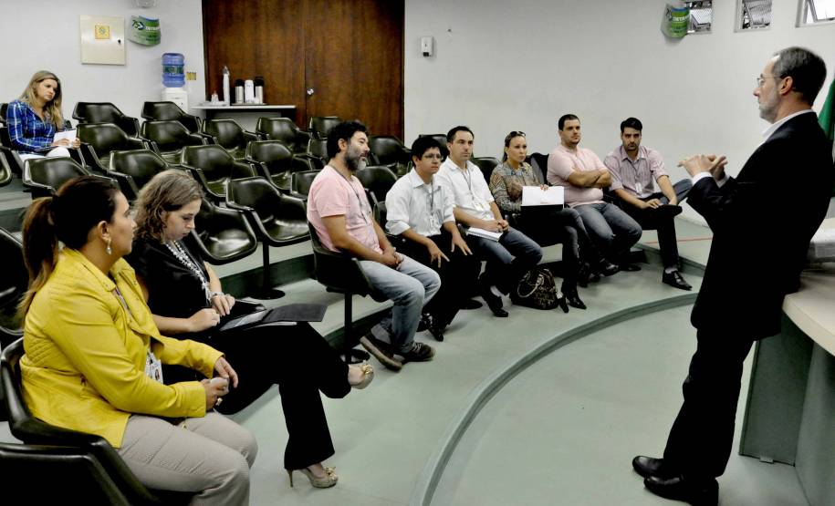 O diretor-geral do Detran, Marcos Traad  se reuniu nesta sexta-feira (28) com representantes do Sindicato dos Servidores do Detran.  Foto: Paulo Rosa/Detran