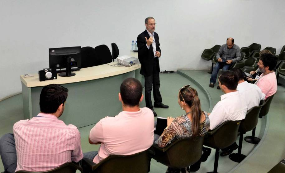 O diretor-geral do Detran, Marcos Traad  se reuniu nesta sexta-feira (28) com representantes do Sindicato dos Servidores do Detran.  Foto: Paulo Rosa/Detran