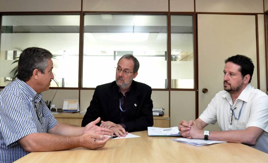 A partir deste mês, os candidatos que assinavam a lista de presença para comprovar frequência nas aulas realizadas nos Centros de Formação de Condutores (CFCs) do Paraná passam a utilizar somente o procedimento biometrico. Na foto, reunião entre o diretor-geral do Detran, Marcor Traad (no centro), o presidente do Sindicato dos Proprietários de Centro de Formação de Condutores do Paraná, Justino Rodrigues Fonseca (à esquerda) e o Coordenador da CRT do Detran Leonardo Napoli (à direita).