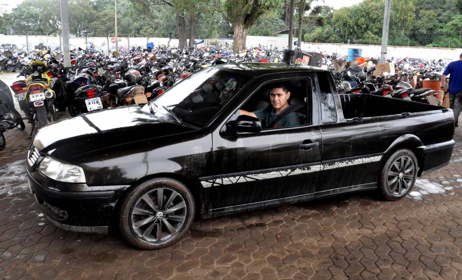 O artesão Bruno França possui um veículo com suspensão que está dentro das novas normas.