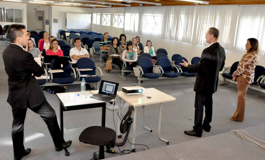 Detran do Paraná forma auditores para evitar fraudes. Na foto, o diretor-geral do Detran, Marcos Traad, faz a abertura do curso.