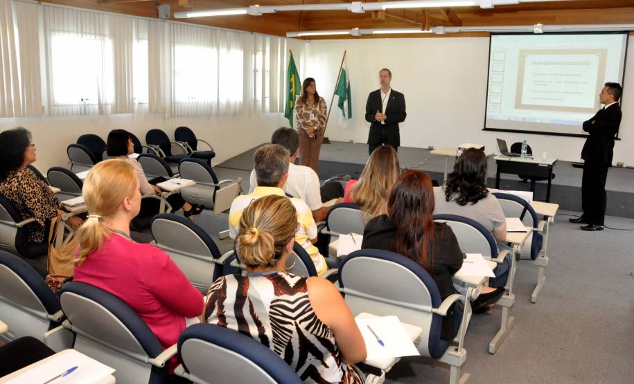 Detran do Paraná forma auditores para evitar fraudes. Na foto, o diretor-geral do Detran, Marcos Traad, faz a abertura do curso.