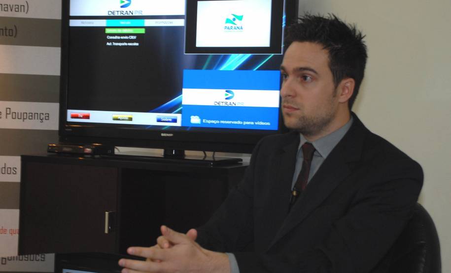 No feriado, usuários podem usar serviços do Detran pela televisão. Na foto, William Domingues, diretor de tecnologia da ABL System. Foto: Allan Marba/Detran