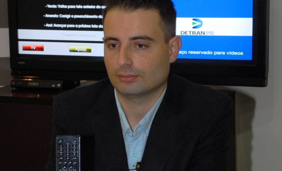 No feriado, usuários podem usar serviços do Detran pela televisão. Na foto,o analista de sistemas, Marcos Vinícius Gans.. Foto: Allan Marba/Detran