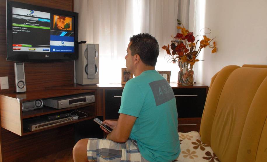 O jornalista Alvaro Divardin é um dos usuários da TV Digital e aprovou o aplicativo do Detran. ?É bem fácil de usar, intuitivo e rápido. Muito bom, especialmente para quem não tem experiência com tablet ou computador, como minha mãe, por exemplo?. Foto: Allan Marba/Detran