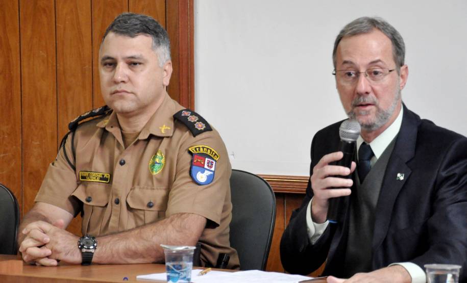 O Comandante do Bptran, Valterlei Mattos de Souza ao lado do diretor-geral do Detran, Marcos Traad, durante a abertura do encontro na Academia Policial Militar do Guatupê