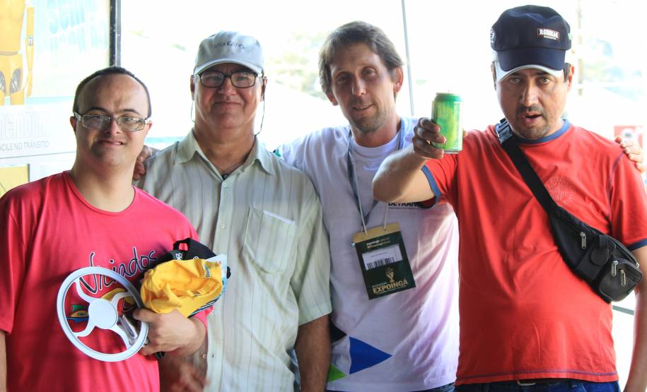 A Unidade Itinerante do Departamento de Trânsito do Paraná, Detran Móvel, está atendendo os visitantes da Expoingá- Feira Agropecuária, Industrial e Comercial de Maringá - que acontece até o dia 18 de maio, no Parque de Exposições da cidade.