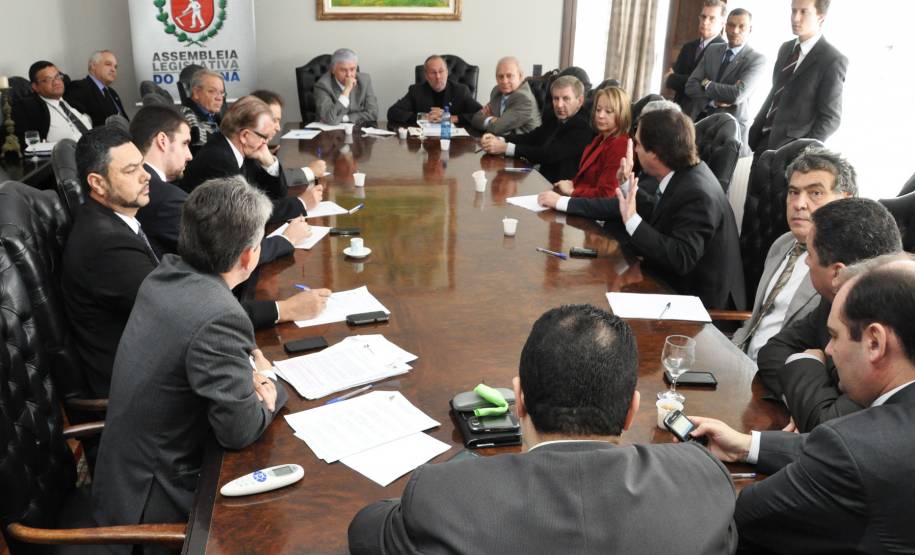 A convite do presidente da Assembleia Legislativa do Estado, deputado Valdir Rossoni, o diretor-geral do Departamento de Trânsito do Paraná, Marcos Traad, participou de uma reunião com deputados nesta quarta-feira (29) para esclarecer aos parlamentares a implantação de um novo modelo de lacre nas placas de veículos.
