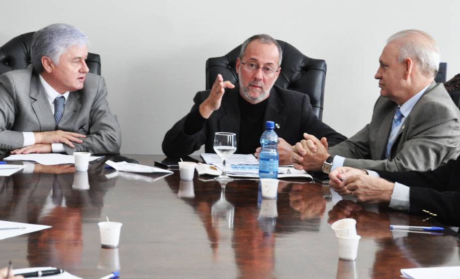A convite do presidente da Assembleia Legislativa do Estado, deputado Valdir Rossoni, o diretor-geral do Departamento de Trânsito do Paraná, Marcos Traad, participou de uma reunião com deputados nesta quarta-feira (29) para esclarecer aos parlamentares a implantação de um novo modelo de lacre nas placas de veículos.