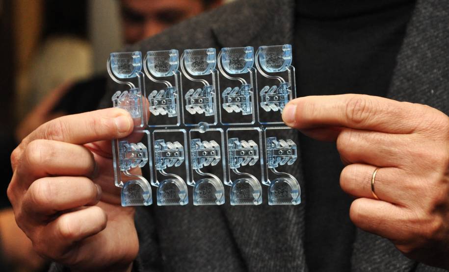 A convite do presidente da Assembleia Legislativa do Estado, deputado Valdir Rossoni, o diretor-geral do Departamento de Trânsito do Paraná, Marcos Traad, participou de uma reunião com deputados nesta quarta-feira (29) para esclarecer aos parlamentares a implantação de um novo modelo de lacre nas placas de veículos.