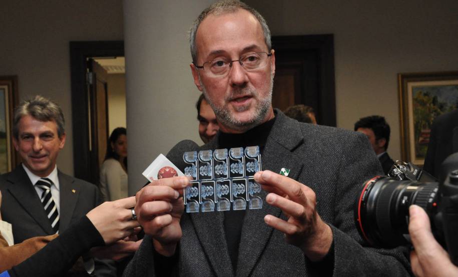 A convite do presidente da Assembleia Legislativa do Estado, deputado Valdir Rossoni, o diretor-geral do Departamento de Trânsito do Paraná, Marcos Traad, participou de uma reunião com deputados nesta quarta-feira (29) para esclarecer aos parlamentares a implantação de um novo modelo de lacre nas placas de veículos.