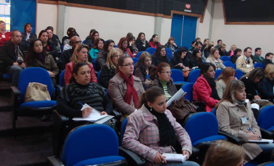 O Departamento de Trânsito do Paraná (Detran) realiza nesta semana um treinamento voltado para Diretores Gerais e Auxiliares Administrativos de Centro de Formação de Condutores. O evento reuniu 1.400 profissionais de 600 CFCs em todo Estado. Foto: Allan Marba/Detran