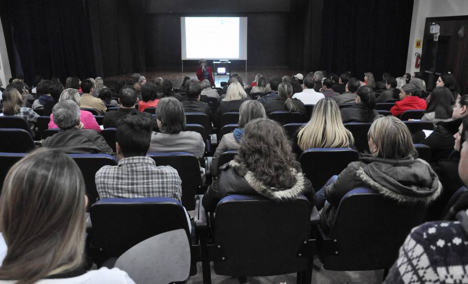 O Departamento de Trânsito do Paraná (Detran) realiza nesta semana um treinamento voltado para Diretores Gerais e Auxiliares Administrativos de Centro de Formação de Condutores. O evento reuniu 1.400 profissionais de 600 CFCs em todo Estado. Foto: Allan Marba/Detran