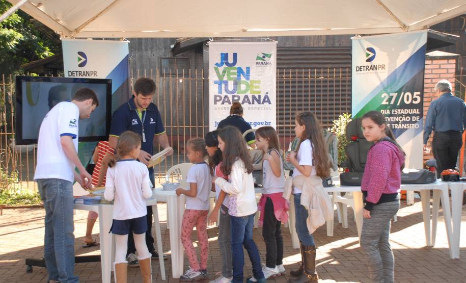 Na última segunda-feira de maio (27), o Departamento de Trânsito do Paraná (Detran) participou das atividades referentes ao Dia Estadual de Prevenção de Acidentes de Trânsito, em Foz do Iguaçu. O evento realizado na Praça da Bíblia pelo FOZTRANS, em parceria com o Movimento Cidade Unida Salvando Vidas, recebeu o apoio do departamento.