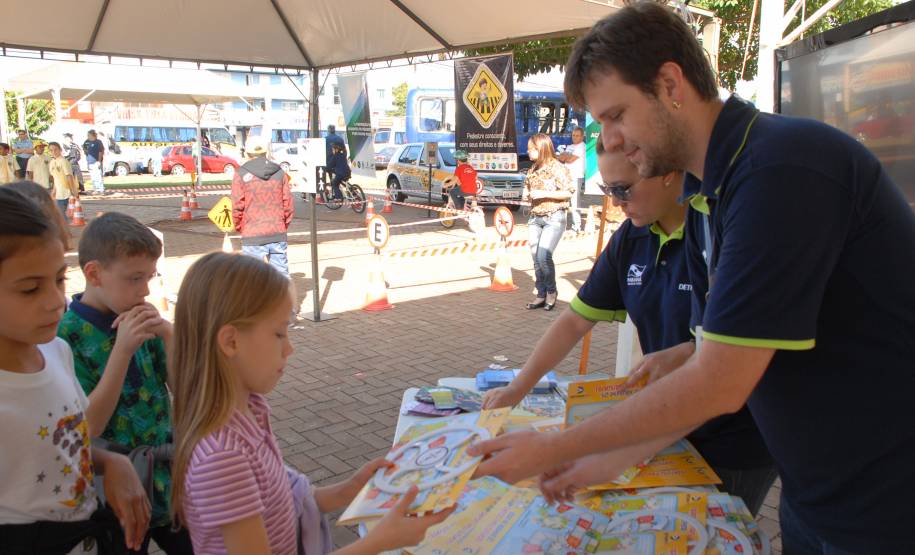 Na última segunda-feira de maio (27), o Departamento de Trânsito do Paraná (Detran) participou das atividades referentes ao Dia Estadual de Prevenção de Acidentes de Trânsito, em Foz do Iguaçu. O evento realizado na Praça da Bíblia pelo FOZTRANS, em parceria com o Movimento Cidade Unida Salvando Vidas, recebeu o apoio do departamento.