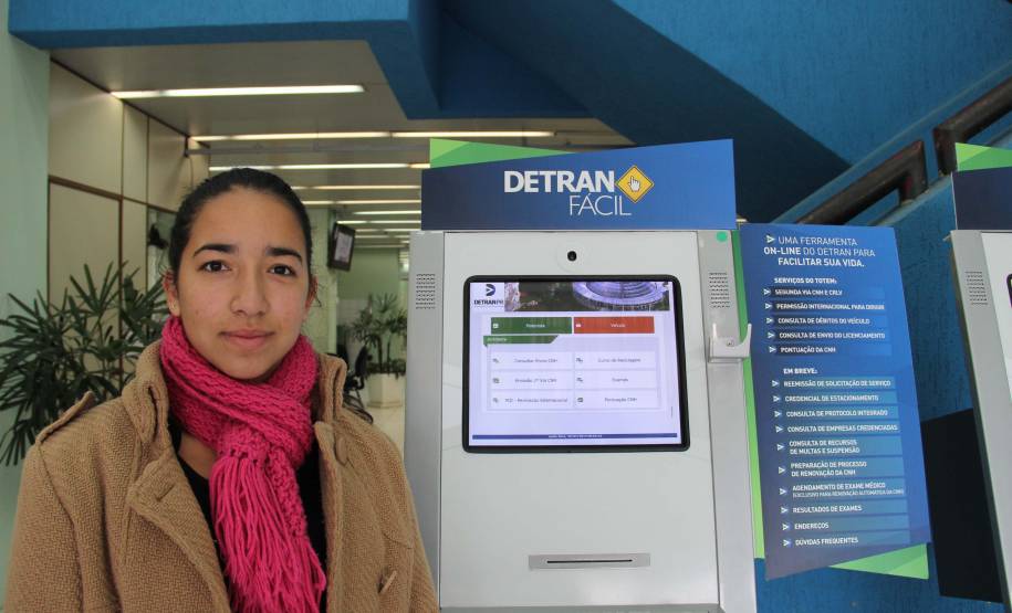 A estudante Gabriela Alcoforado, de 18 anos, conta que os serviços de autoatendimento são práticos e que o Detran Fácil permite até mesmo consultas aos resultados de prova teórica logo após o fim do exame. Foto: Bruna Becegatto/Detran