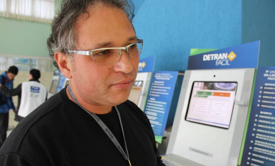 Segundo o servidor Evaldon Leandro Ribeiro da Costa, que faz parte do corpo funcional do Detran há 11 anos, quando os usuários deixam de ir a uma sede física do órgão, há uma economia de tempo no atendimento e nos demais setores, como revisão de processos, por exemplo. Foto: Juliano Pedrozo/Detran