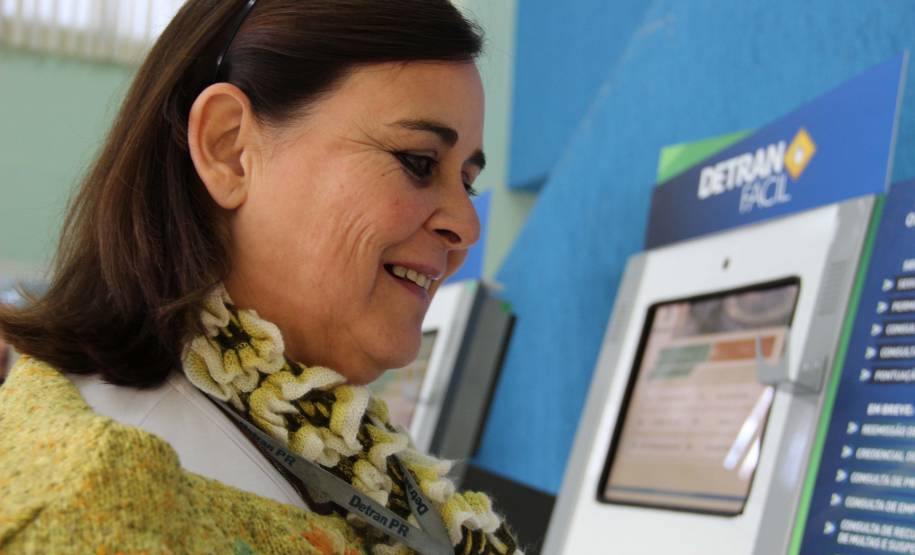 As facilidades para o usuário refletem diretamente no trabalho dos servidores do Detran, como relata a supervisora de biometria Otilia Dalprá, funcionária há 25 anos. ?Agora os usuários fazem as solicitações pela internet ou nos totens, isso libera o servidor para os atendimentos que precisam ser presenciais. É muito melhor, agiliza nosso atendimento no balcão e diminui a espera?, justifica. Foto: Juliano Pedrozo/Detran