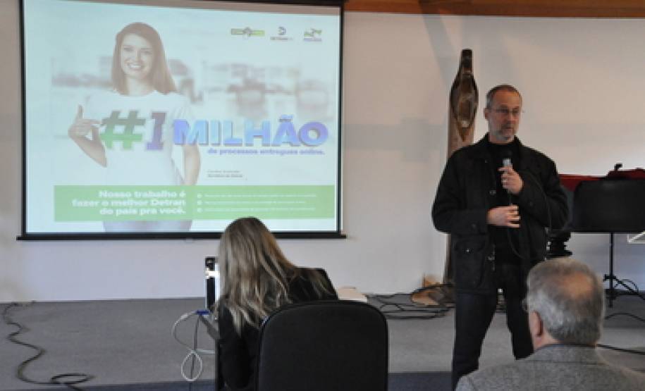 O Departamento de Trânsito do Paraná (Detran) comemorou com os 101 chefes de Ciretrans, coordenadores e servidores, a marca de 1 milhão de atendimentos realizados via sistema Detran Fácil. Foram dois eventos para apresentar o número histórico, uma reunião técnica com os responsáveis pelas unidades regionais e um jantar com colaboradores.