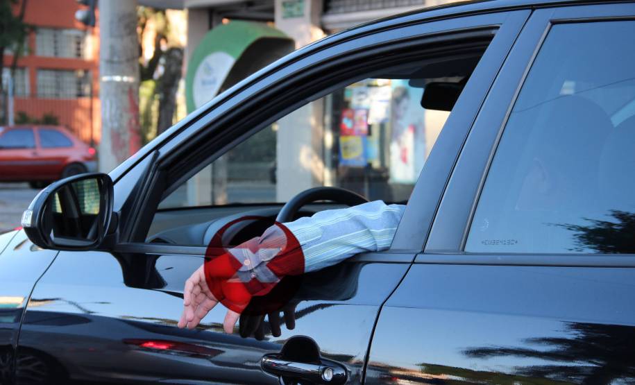 Algumas atitudes que se tornam mais frequentes no trânsito durante eventos esportivos são infrações de trânsito e não devem ser adotadas para garantir a segurança nas ruas.