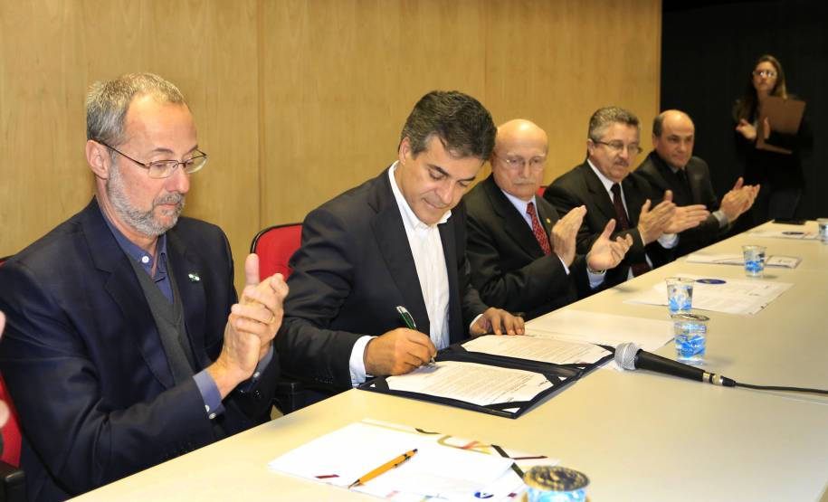 Governador Beto Richa assina a portaria que autoriza o recebimento de carteiras de habilitação suspensas em Centros de Formação de Condutores (CFCs). Participaram da solenidade: o diretor do Detran, Marcos Traad, deputado federal, Osmar Serraglio e o presidente do Sindicato das Auto Escolas do Paraná, Justino Rodrigues. Curitiba, 16-06-14. Foto: Arnaldo Alves / ANPr.