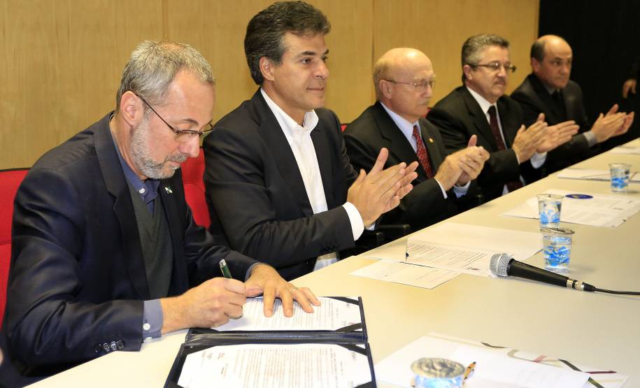 Governador Beto Richa assina a portaria que autoriza o recebimento de carteiras de habilitação suspensas em Centros de Formação de Condutores (CFCs). Participaram da solenidade: o diretor do Detran, Marcos Traad, deputado federal, Osmar Serraglio e o presidente do Sindicato das Auto Escolas do Paraná, Justino Rodrigues. Curitiba, 16-06-14. Foto: Arnaldo Alves / ANPr.