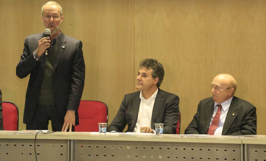 Governador Beto Richa assina a portaria que autoriza o recebimento de carteiras de habilitação suspensas em Centros de Formação de Condutores (CFCs). Participaram da solenidade: o diretor do Detran, Marcos Traad, deputado federal, Osmar Serraglio e o presidente do Sindicato das Auto Escolas do Paraná, Justino Rodrigues. Curitiba, 16-06-14. Foto: Arnaldo Alves / ANPr.