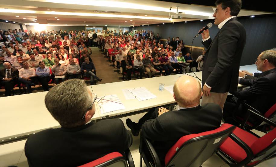 Governador Beto Richa assina a portaria que autoriza o recebimento de carteiras de habilitação suspensas em Centros de Formação de Condutores (CFCs). Participaram da solenidade: o diretor do Detran, Marcos Traad, deputado federal, Osmar Serraglio e o presidente do Sindicato das Auto Escolas do Paraná, Justino Rodrigues. Curitiba, 16-06-14. Foto: Arnaldo Alves / ANPr.