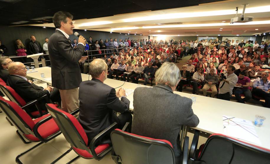 Governador Beto Richa assina a portaria que autoriza o recebimento de carteiras de habilitação suspensas em Centros de Formação de Condutores (CFCs). Participaram da solenidade: o diretor do Detran, Marcos Traad, deputado federal, Osmar Serraglio e o presidente do Sindicato das Auto Escolas do Paraná, Justino Rodrigues. Curitiba, 16-06-14. Foto: Arnaldo Alves / ANPr.