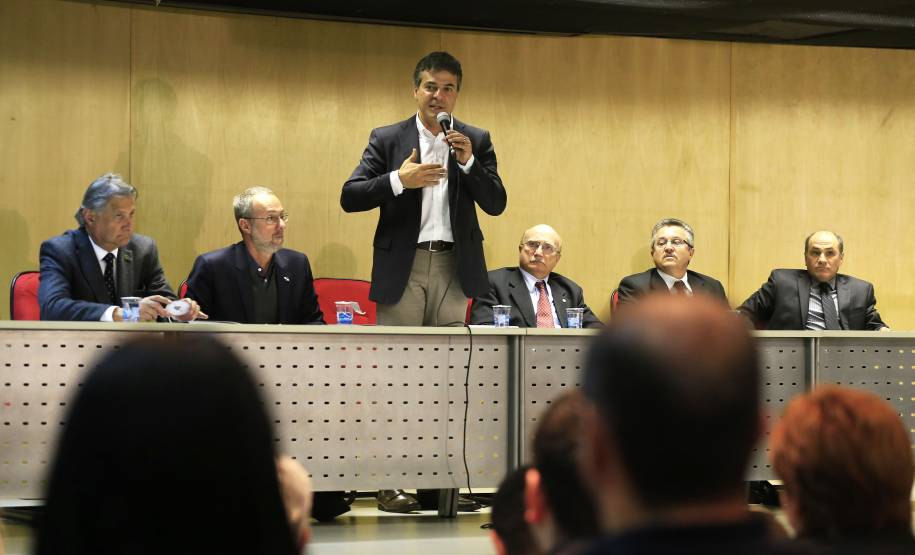 Governador Beto Richa assina a portaria que autoriza o recebimento de carteiras de habilitação suspensas em Centros de Formação de Condutores (CFCs). Participaram da solenidade: o diretor do Detran, Marcos Traad, deputado federal, Osmar Serraglio e o presidente do Sindicato das Auto Escolas do Paraná, Justino Rodrigues. Curitiba, 16-06-14. Foto: Arnaldo Alves / ANPr.