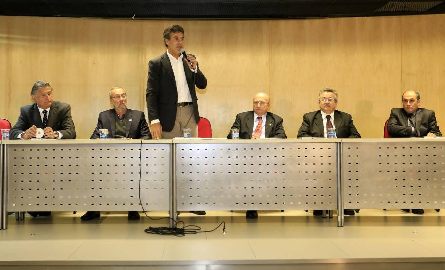 Governador Beto Richa assina a portaria que autoriza o recebimento de carteiras de habilitação suspensas em Centros de Formação de Condutores (CFCs). Participaram da solenidade: o diretor do Detran, Marcos Traad, deputado federal, Osmar Serraglio e o presidente do Sindicato das Auto Escolas do Paraná, Justino Rodrigues. Curitiba, 16-06-14. Foto: Arnaldo Alves / ANPr.