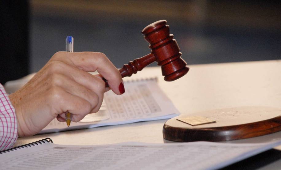 Departamento de Trânsito do Paraná (Detran) leiloa veículos.