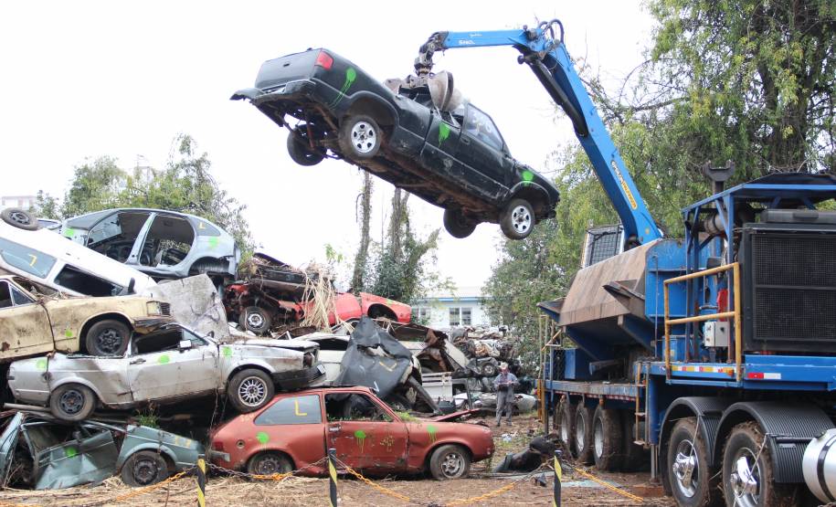 Nesta quarta-feira (2), representantes da Secretaria Estadual da Segurança Pública, do Tribunal de Justiça do Paraná, da Procuradoria Geral do Estado e do Departamento de Trânsito (Detran) fizeram uma visita técnica ao pátio de veículos da Delegacia de Furtos e Roubos, em Curitiba.