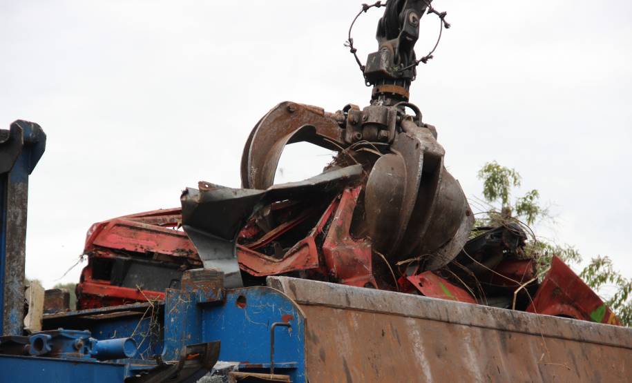Nesta quarta-feira (2), representantes da Secretaria Estadual da Segurança Pública, do Tribunal de Justiça do Paraná, da Procuradoria Geral do Estado e do Departamento de Trânsito (Detran) fizeram uma visita técnica ao pátio de veículos da Delegacia de Furtos e Roubos, em Curitiba. Foto: Juliano Pedrozo/
