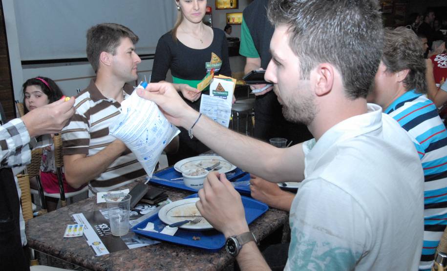 “Se liga no Trânsito” passa por bares em Maringá A campanha educativa “Se Liga no Trânsito – Se beber não dirija”, promovida pelo Departamento de Trânsito do Paraná, chegou aos bares em Maringá ontem quinta-feira (03) e vai até domingo (06).