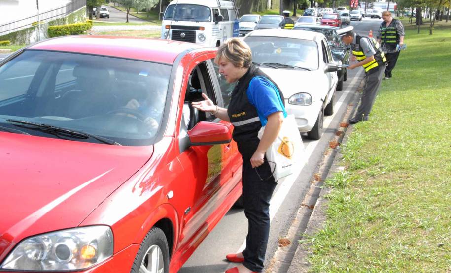 Nas próximas semanas, equipes do Departamento de Trânsito do Paraná (Detran) vão participar de blitz educativas para orientar pais e alunos nos cuidados com transporte de crianças, respeito a faixa de pedestres, estacionamento e segurança no trânsito na volta às aulas. Foto: Arquivo/Detran