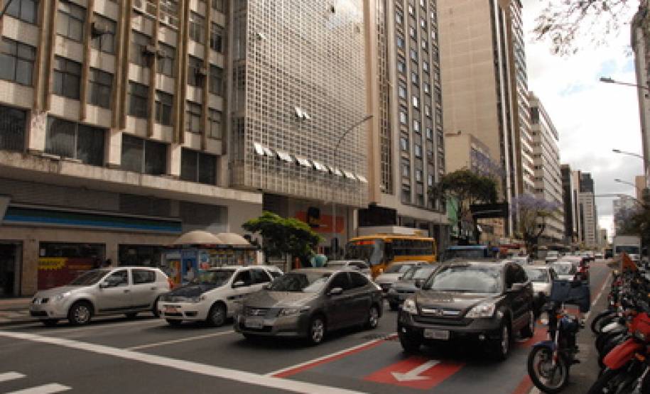 Começa na segunda-feira (04) o calendário de pagamento do Licenciamento Anual – exercício 2014. Os proprietários de veículos emplacados no Paraná devem verificar a data de vencimento, determinada de acordo com o dígito final da placa. A cobrança é de competência do Departamento de Trânsito do Paraná (Detran/PR) e o calendário segue até o fim de novembro.