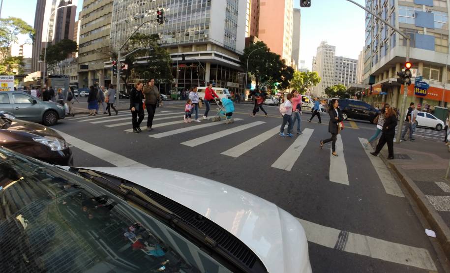Nesta sexta-feira (8) é comemorado o Dia Internacional do Pedestre. A data é uma lembrança do cuidado que motoristas, motociclistas e ciclistas devem ter com quem está a pé e que divide o espaço nas ruas. Foto: Juliano Pedrozo/Detran