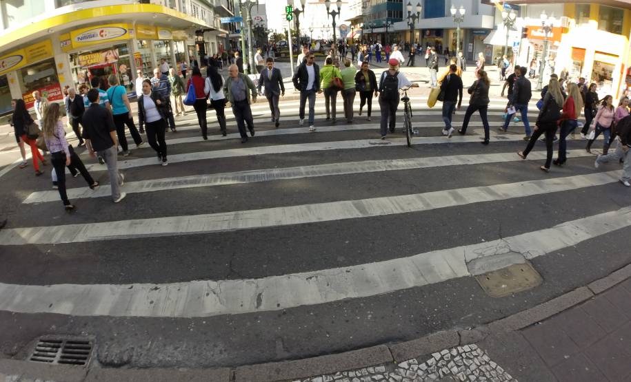 Nesta sexta-feira (8) é comemorado o Dia Internacional do Pedestre. A data é uma lembrança do cuidado que motoristas, motociclistas e ciclistas devem ter com quem está a pé e que divide o espaço nas ruas. Foto: Juliano Pedrozo/Detran