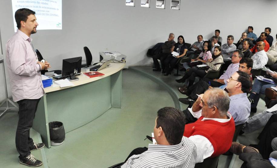 Cinquenta e oito cidades paranaenses terão nova sinalização de trânsito.Cerca de R$ 8 milhões devem ser investidos em faixas, inscrições e placas.