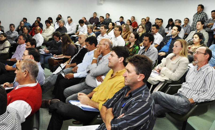 Cinquenta e oito cidades paranaenses terão nova sinalização de trânsito.Cerca de R$ 8 milhões devem ser investidos em faixas, inscrições e placas.