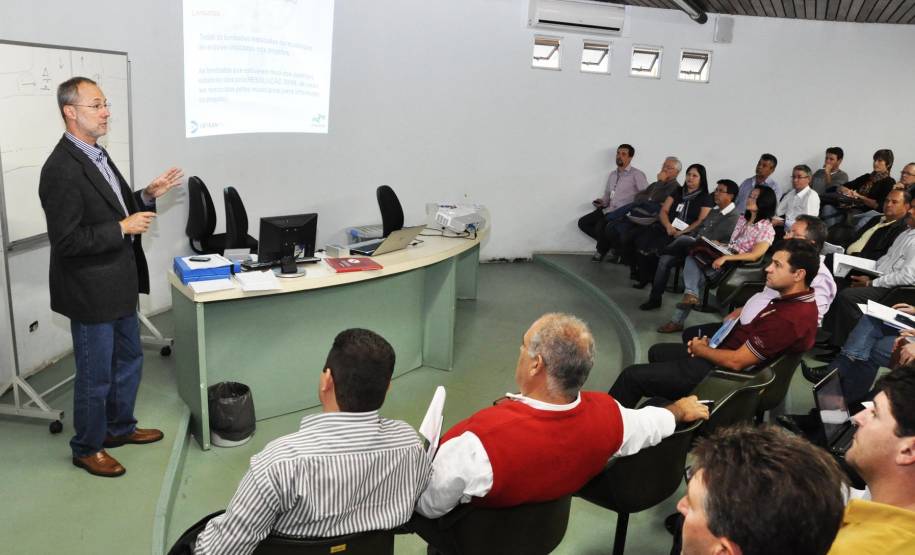 Cinquenta e oito cidades paranaenses terão nova sinalização de trânsito.Cerca de R$ 8 milhões devem ser investidos em faixas, inscrições e placas.