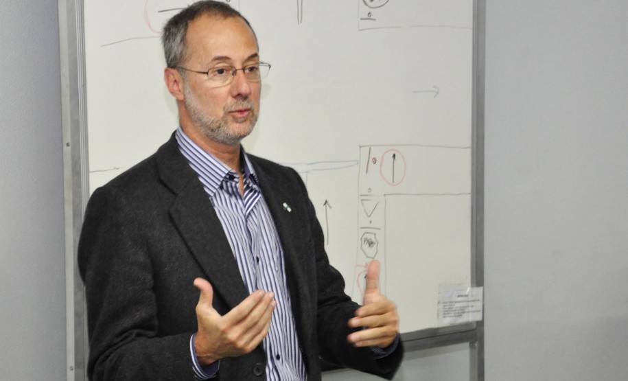 Cinquenta e oito cidades paranaenses terão nova sinalização de trânsito.Cerca de R$ 8 milhões devem ser investidos em faixas, inscrições e placas.